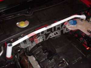 Audi A4 04-07 FSI UltraRacing 2-punkti eesmine ülemine Strutbar