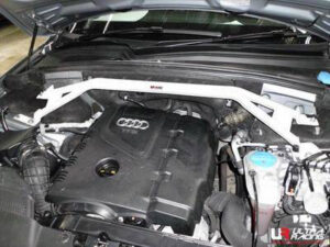 Audi Q5 2.0 08+ UltraRacing 2-punkti eesmine ülemine Strutbar