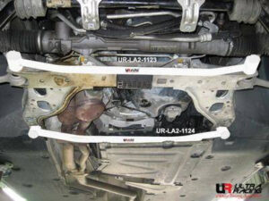 BMW 1 04-11 E87 120/130 UltraRacing eesmine alumine Bar