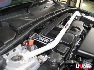 BMW 1 04-11 E87 120i 2.0 UltraRacing eesmine ülemine Strutbar