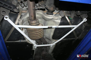 BMW 1 04-11 E87 UltraRacing tagumine alumine Brace