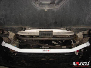 BMW 5-Series E60 530 UltraRacing 2-punkti eesmine alumine Tiebar