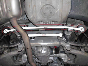 BMW 528i F10 10+ UltraRacing 2P tagumine alumine Bar