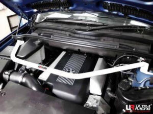 BMW E53 X5 4.4 99-06 UltraRacing eesmine ülemine Strutbar