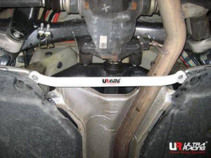 BMW E70 X5 3.0 06+ UltraRacing 2-punkti tagumine alumine Tiebar