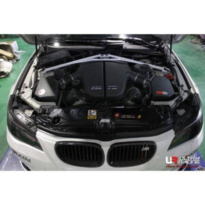 BMW M5 E60 05-10 UltraRacing 4-punkti eesmine ülemine Strut bar
