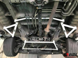Hyundai Trajet 2.0 2WD 99-08 UltraRacing 4-punkti eesmine alumine Brace