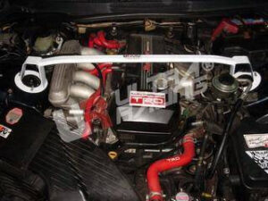 Lexus IS200 4-cyl UltraRacing 2-punkti eesmine ülemine Strutbar