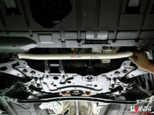 pol_pl_Rozporka-Mazda-3-BK-BL-04-12-Ultra-R-2-punktowa-przednia-dolna-Tiebar-994-207052_1.jpg Mazda 3 BK/BL 04-12 Ultra-R 2-punkti eesmine alumine Tiebar 994