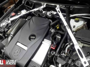 Mercedes S213 E300 3.0T 2WD 16+ UltraRacing 4-punkti eesmine ülemine Strutbar