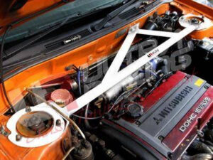 pol_pl_Rozporka-Mitsubishi-EVO-4-5-6-UltraRacing-3Point-przednia-gorna-Strutbar-207455_1.jpg Mitsubishi EVO 4/5/6 UltraRacing 3-punkti eesmine ülemine Strutbar