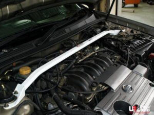 Nissan Cefiro 98-03 A33 UltraRacing eesmine ülemine Strutbar