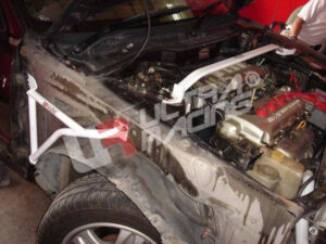 Nissan Sunny 91-94 B13 UltraRacing eesmine ülemine Strutbar