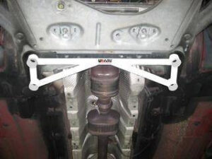 pol_pl_Rozporka-Renault-Clio-C-05-UltraRacing-4-punktowa-przednia-H-Brace-208100_1.jpg Renault Clio C 05+ UltraRacing 4-punkti eesmine H-Brace