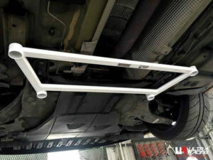 Renault Megane III RS UltraRacing eesmine alumine Strutbar
