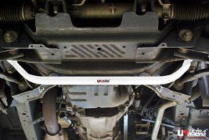Toyota Hiace/H200 04+ UltraRacing 4-punkti eesmine H-Brace 1366