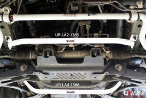 Toyota Hiace/H200 04+ UltraRacing eesmine alumine Tiebar 1365