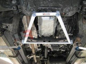 Toyota Hilux Vigo 05+ UltraRacing 4-punkti eesmine H-Brace 825
