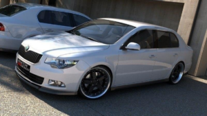 Splitter Skoda Superb II esi Läikiv must